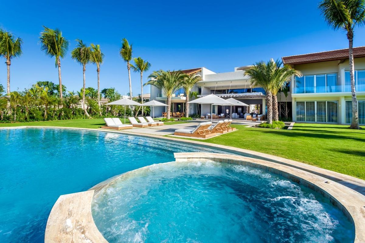 Best Swiimming Pool In Greenary Outdoor