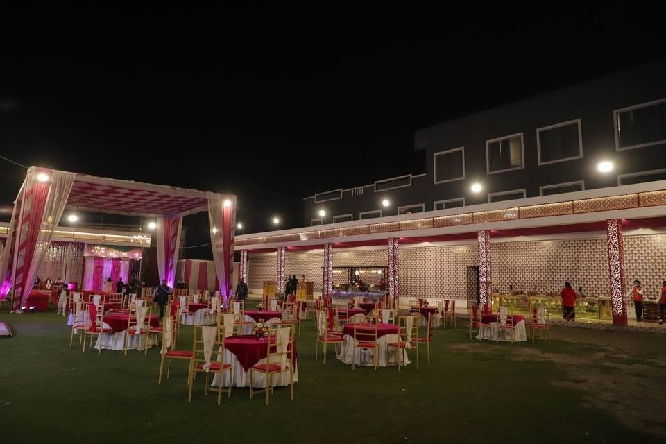 Golden Sapphire Banquet in Alpha II Greater Noida featuring a spacious outdoor lawn for weddings, receptions, and engagement parties.